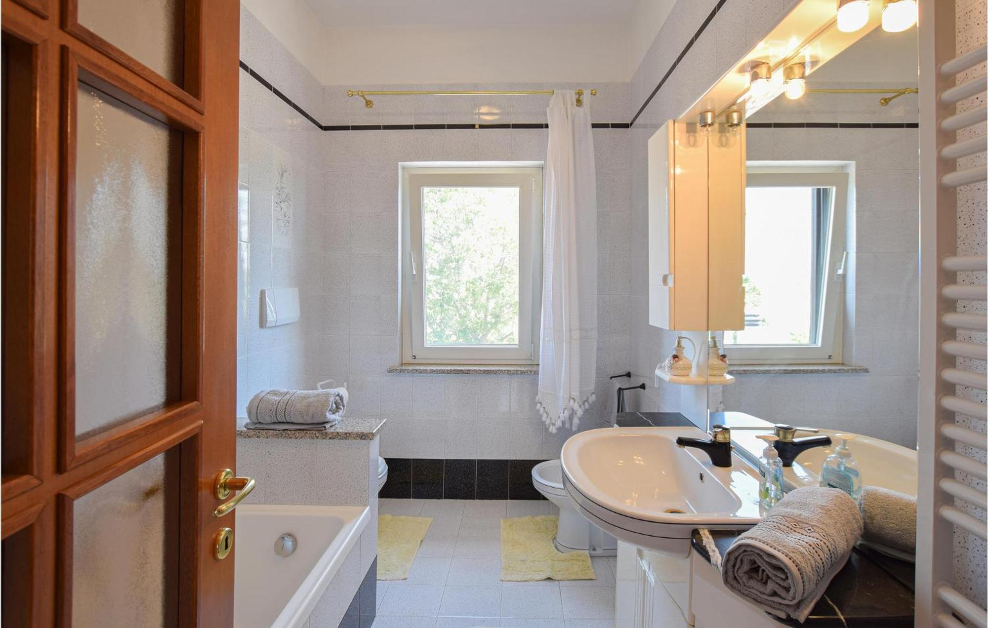 2 Bedroom Cozy Apartment In Grado Extérieur photo